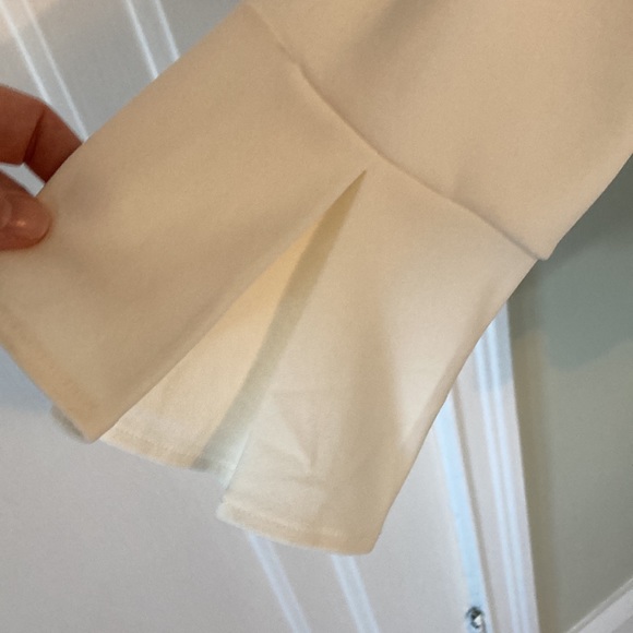 ⭐️ 3/$20 ⭐️ Very feminine key hole neckline blouse - Picture 2 of 5